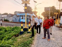 SAT LANTAS POLRES KEDIRI TURUT SERTA CEK LOKASI PEMBANGUNAN POS JAGA DAN PALANG PINTU PERLINTASAN KERETA API JPL 291 DS. BAYE KEC. KAYENKIDUL KEDIRI.