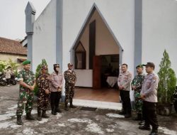 Berikan Rasa Aman, Polres Kediri Pam Ibadah Kenaikan Isa Almasih di Gereja