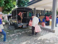 Jum’at Berkah Polsek Ngasem Bagikan Nasi Kotak Kepada Masyarakat
