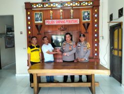 Kapolsek Simpang pematang Menerima Dua Pucuk Senjata Api Rakitan Dari Warganya, Melalui Kepala Desa