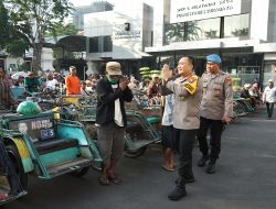 Tebar Kebahagiaan, Kapolrestabes Surabaya Kembali Gelar Sarapan Bareng Dan Berbagi Sembako Dengan Abang Becak