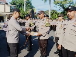 Kapolres Kediri Kota Serahkan Alkom HP Lek 11 Motorola: Langkah Maju dalam Pelayanan Kepolisian