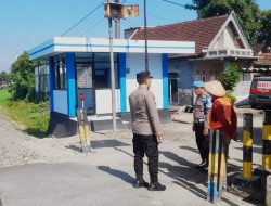 Polsek Pagu Rutin Pantau Perlintasan Rel KA Tanpa Palang Pintu Cegah Laka Lantas