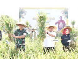 Dandim 0818 dan Pj Wali Kota Batu Panen Padi di Desa Pendem, Bukti Nyata Sinergi TNI dan Pemda untuk Ketahanan Pangan