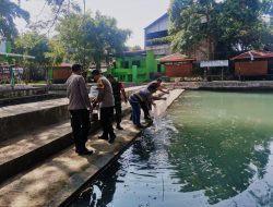 Polisi Tebar Benih Ikan Tombro di Tempat Wisata Sumber Soyo Indah
