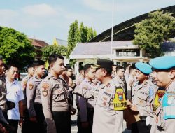 Wakapolres Kediri Lakukan Pengecekan Kelengkapan Identitas dan Kerapian Anggota