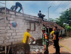 Sinergitas, Polisi dan TNI Bantu Perbaiki Rumah Terdampak Ledakan di Puri Mojokerto