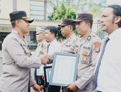 Kapolres Kediri Kota Beri Penghargaan Kepada Personel Berprestasi dan Masyarakat Yang Membantu Tugas Polri