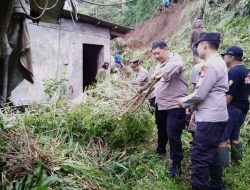 Bersihkan Material Longsor, Polisi Kediri Kerja Bakti Bersama Warga Mlancu