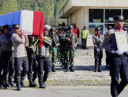 Gugur dalam Tugas, Jenazah Bripka Anumerta Ronald M. Enok Diterbangkan ke Jayapura dan Dimakamkan di Sentani