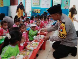 Polres Jember Berbagi Makanan Bergizi di Jumat Berkah Pelajar Jadi Sumringah