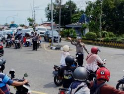Satlantas Polres Kediri Atur Arus Lalulintas Mudiik Libur Panjang Di Simpang Mengkreng Kec Purwoasri