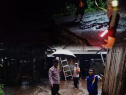 Banjir Terjang Plosoklaten, Polisi Respon Cepat Datangi Lokasi Hingga Pasang Police Line