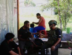 Personel Ops Damai Cartenz Ajak Warga Yalimo Jaga Kesehatan dan Ciptakan Kedamaian