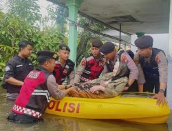 Polres Pasuruan Kota Evakuasi Warga Terdampak Banjir dan Beri Bantuan 1000 Nasi Kotak