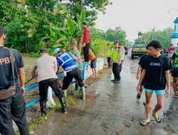 Tanggap Bencana, Polisi Bersama TNI dan Warga Bersihkan Sampah di Aliran Sungai Kali Ulo Magetan