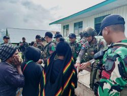 TNI-Polri Gelar Bakti Sosial Kepada Warga Kiwirok