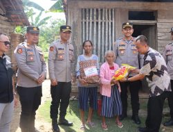 Polres Mesuji Adakan Bakti Sosial Untuk Membantu Para Lansia Di Desa Harapan jaya
