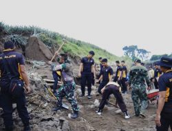 TNI-Polri Berserta Warga Membangun Bronjong Di Desa Wonorejo Trisulo Kec Plosoklaten Kab Kediri