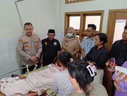 Kapolres Mesuji Beserta jajaran Besuk Korban Penganiyaan di Rumah Sakit Medika Health center di dampingi oleh Ketua cabang PSHT cabang Mesuji