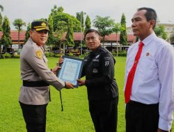 Kapolres Jombang Memberikan Penghargaan kepada 24 Anggota Berprestasi