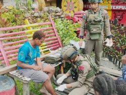 Tim Medis Satgas Ops Damai Cartenz Berikan Pelayanan Kesehatan bagi Warga Puncak Jaya