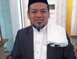 Ust H Abdul Fatah, S.Ag Ketua Dkm Masjid Al Akbar. Foto : ( Sudrajat )  UST H ABDUL FATAH, S.Ag. KETUA DKM MASJID AL AKBAR :  SHUBUH GABUNGAN PELOPOR MOTIVASI KEAGAMAAN