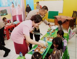Cerianya Siswa TK Kemala Bhayangkari 42 Kota Kediri Mendapatkan Makan Sehat Bergizi Gratis
