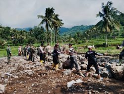 Gotong Royong, Polisi Bersama TNI dan Warga Bersihkan Material Banjir Bandang di Bondowoso