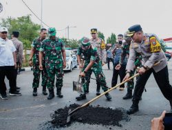 Sinergitas Polres Jombang dan Kodim 0814, Gercep menambal Jalan Berlubang di Jalan Raya Mojoagung, Jombang
