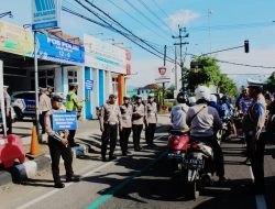 Momen Valentine, Polres Trenggalek Sosialisasi Tertib Lalin dengan Bag-bagi Coklat dan Boneka