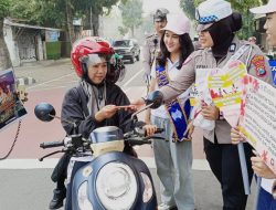 Manisnya Kasih Sayang di Jalan Raya: Satlantas Polres Kediri Kota Bagikan Cokelat dan Bunga di Hari Valentine