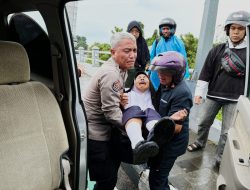 Aksi Simpatik Humas Polres Kediri Kota Bantu Korban Kecelakaan Lalu Lintas di Jembatan Brawijaya