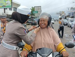 Gelar Operasi Keselamatan Krakatau 2025 Kapolres Mesuji Bersama jajaran Berbagi Helm dan Coklat serta Bunga Kepada Pengendara Roda dua