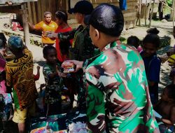 Sebagai Bentuk Kepedulian dan Tali Asih di Perbatasan Papua, Satgas Yonif 131/BRS Bagikan Sembako di Kampung Kalilapar