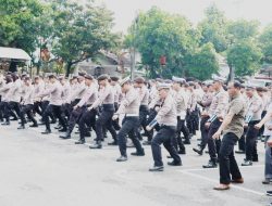 Polres Kediri mengadakan latihan beladiri bersama di halaman Mapolres setempat