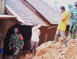 Kompak, Polisi bersama TNI dan BPBD Tangani Longsor yang Menimpa Rumah Warga
