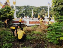 Menjelang bulan suci Ramadan, Polres Kediri melaksanakan kegiatan bakti sosial bersih-bersih di lingkungan Masjid An-Nur Kecamatan Pare