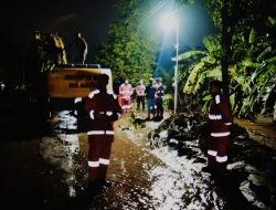Polsek Plosoklaten Bersama TNI merespon Cepat tanggap dalam Menangani banjir Menyebabkan akses Jalan Dua Desa di Kecamatan Plosoklaten, Terputus