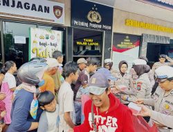 Personel Polres Jombang Bagikan Takjil Kepada Pengendara dan Warga Sekitar