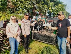 Bhabinkamtibmas Desa Nambaan Dampingi Petani Semprot Hama Padi dengan Drone