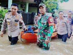Polri-TNI Bagikan Makanan ke Warga Terdampak Banjir di Sawangan, Depok