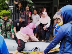 Personel Kodim 0507/Bekasi Tanpa Kenal Lelah Bantu Korban Banjir