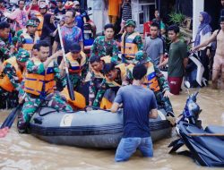 Tim Satgas Siaga Bencana Koops Udara I Bantu Evakuasi Warga Kalibata Terdampak Banjir