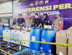 Polres Kediri Mengungkap Kasus Produksi Miras Dan Peredaran Minuman Keras Oplosan