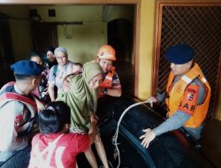 Tim SAR Korbrimob Polri Gerak Cepat Evakuasi Korban Banjir di Jakarta Timur