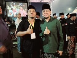 Fenomena Sholat Tarawih Viral di Malang: Ribuan Jamaah Membludak hingga ke Jalanan, Ada Sosok Dermawan di Baliknya!