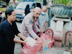 Jumat Berkah, Polres Nganjuk Bersama Awak Media Bagikan Ratusan Takjil di Terminal Anjuk Ladang