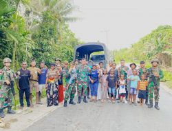 Manunggal dengan Masyarakat, Satgas Yonif 131/Brajasakti Laksanakan Karya Bhakti Pembersihan Kampung di Perbatasan Papua