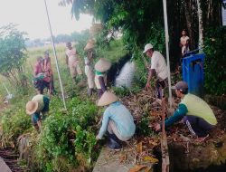 Bersama Warga, Babinsa Gogodeso Gotong Royong Bersihkan Lingkungan Dan Saluran Air
